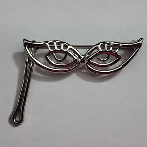 Vintage brooch  of silver eyeglasses